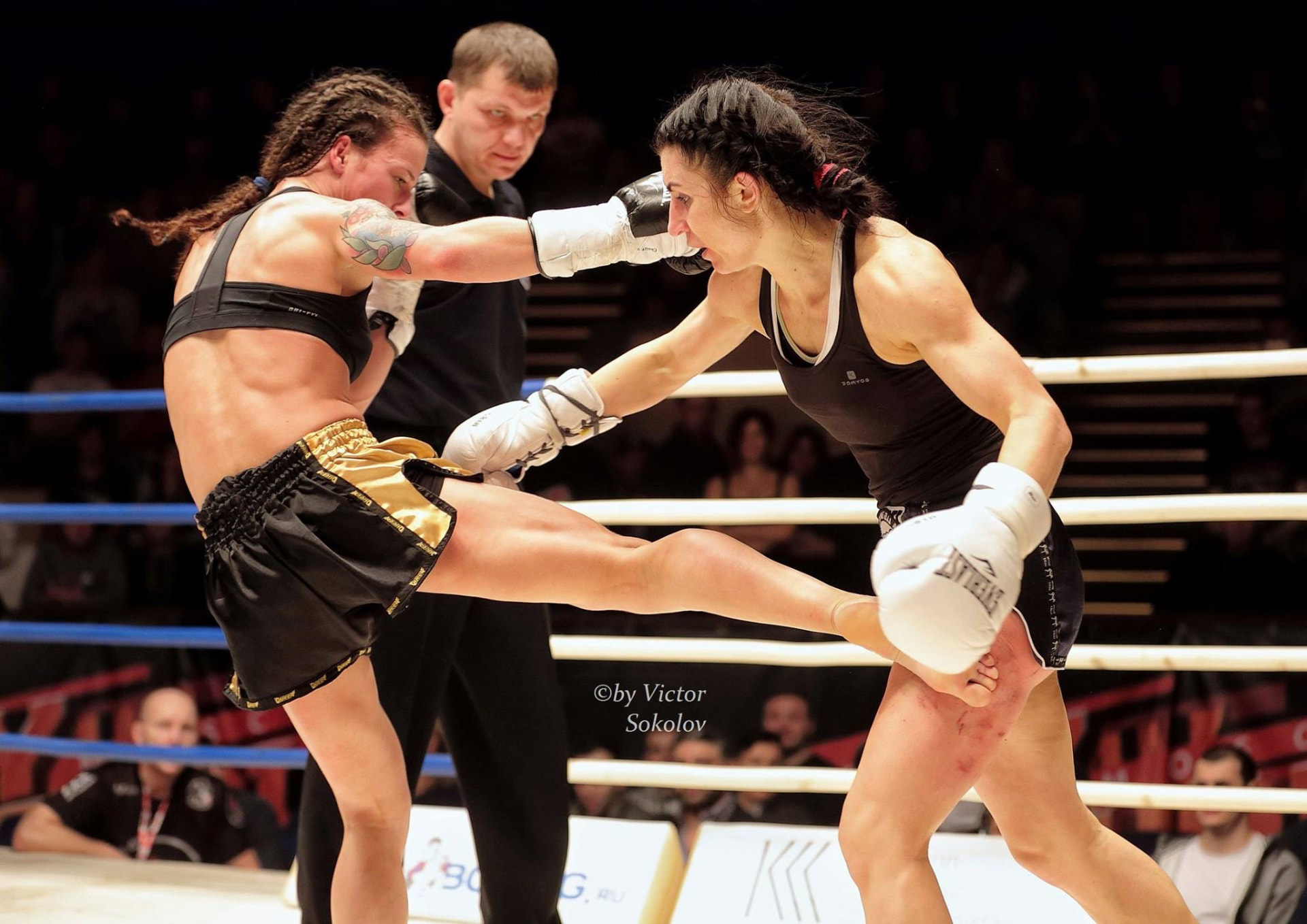Marija landing a punch during a muay thai fight